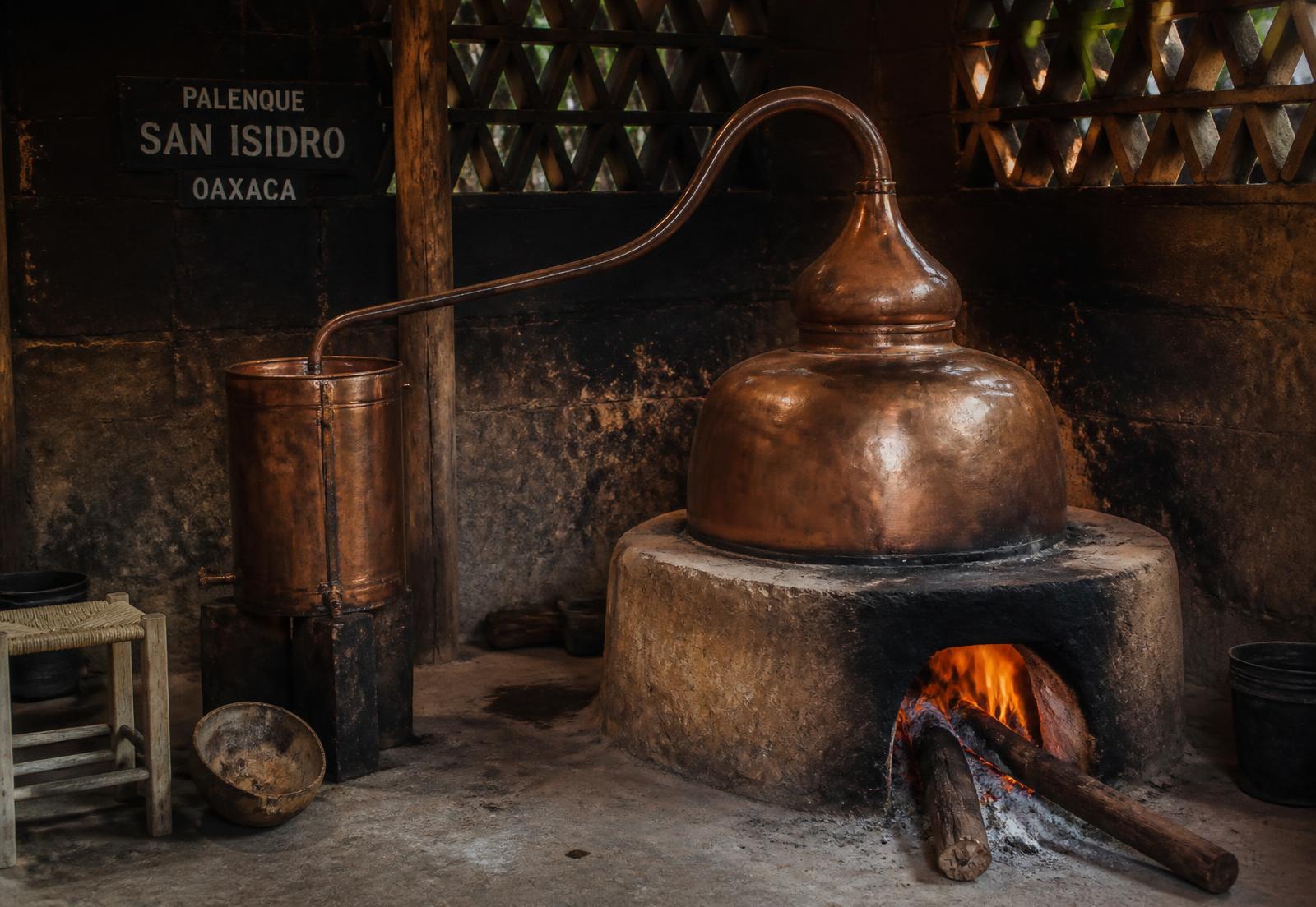 Alambique de cobre destilando mezcal en un palenque de Oaxaca